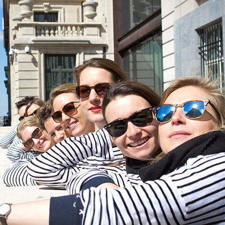 Un photoshoot entre filles dans la ville de Bruxelles