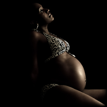Un photoshoot de grossesse en clair obscur en studio photo à Bruxelles